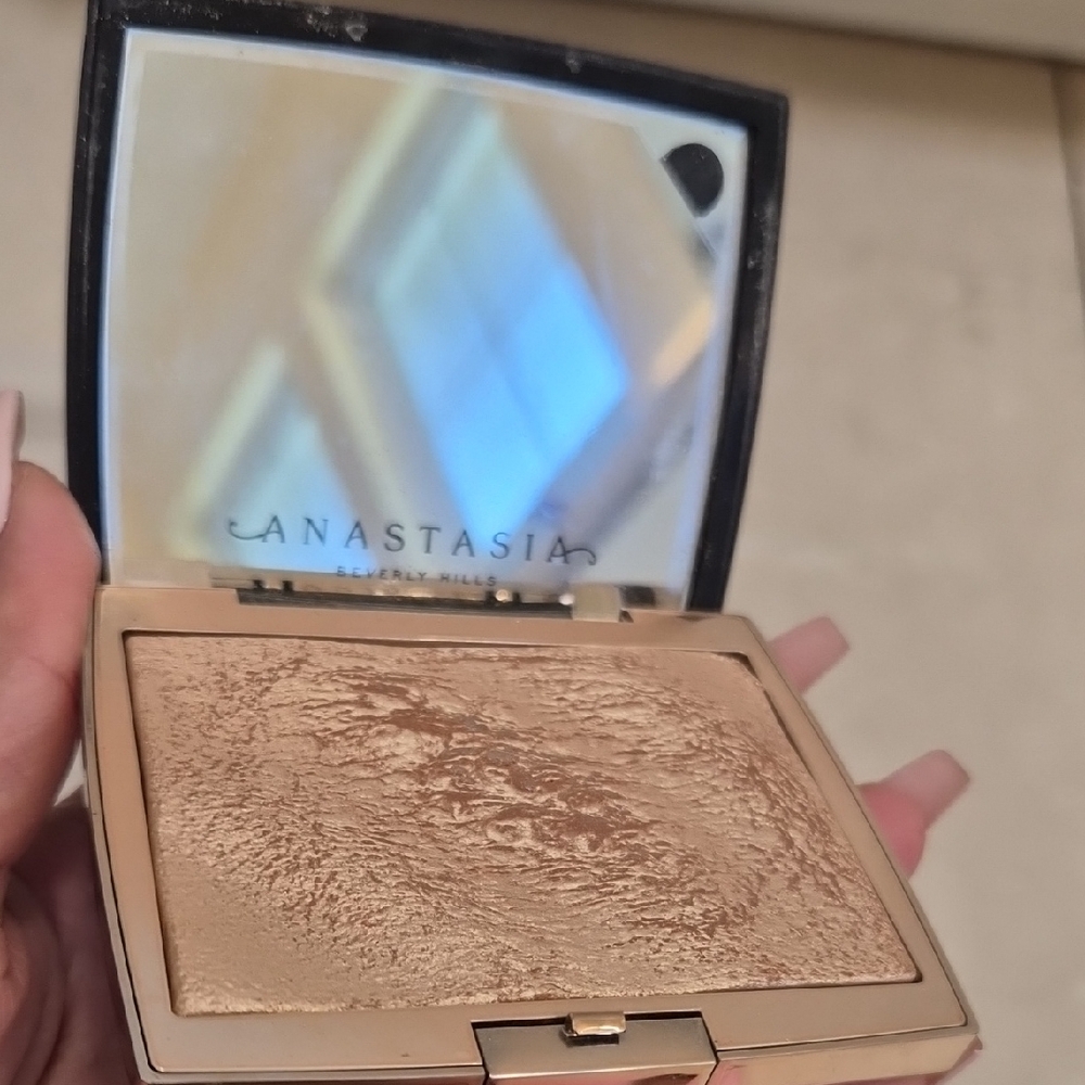 Anastasia Beverly Hills Illuminating Highlighter in Gold